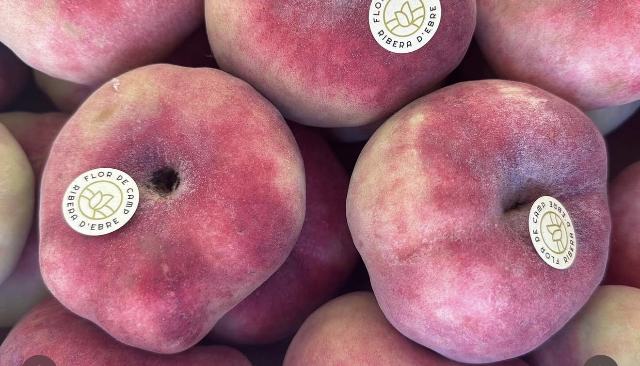 Flat peaches with sugar-sweet flesh
